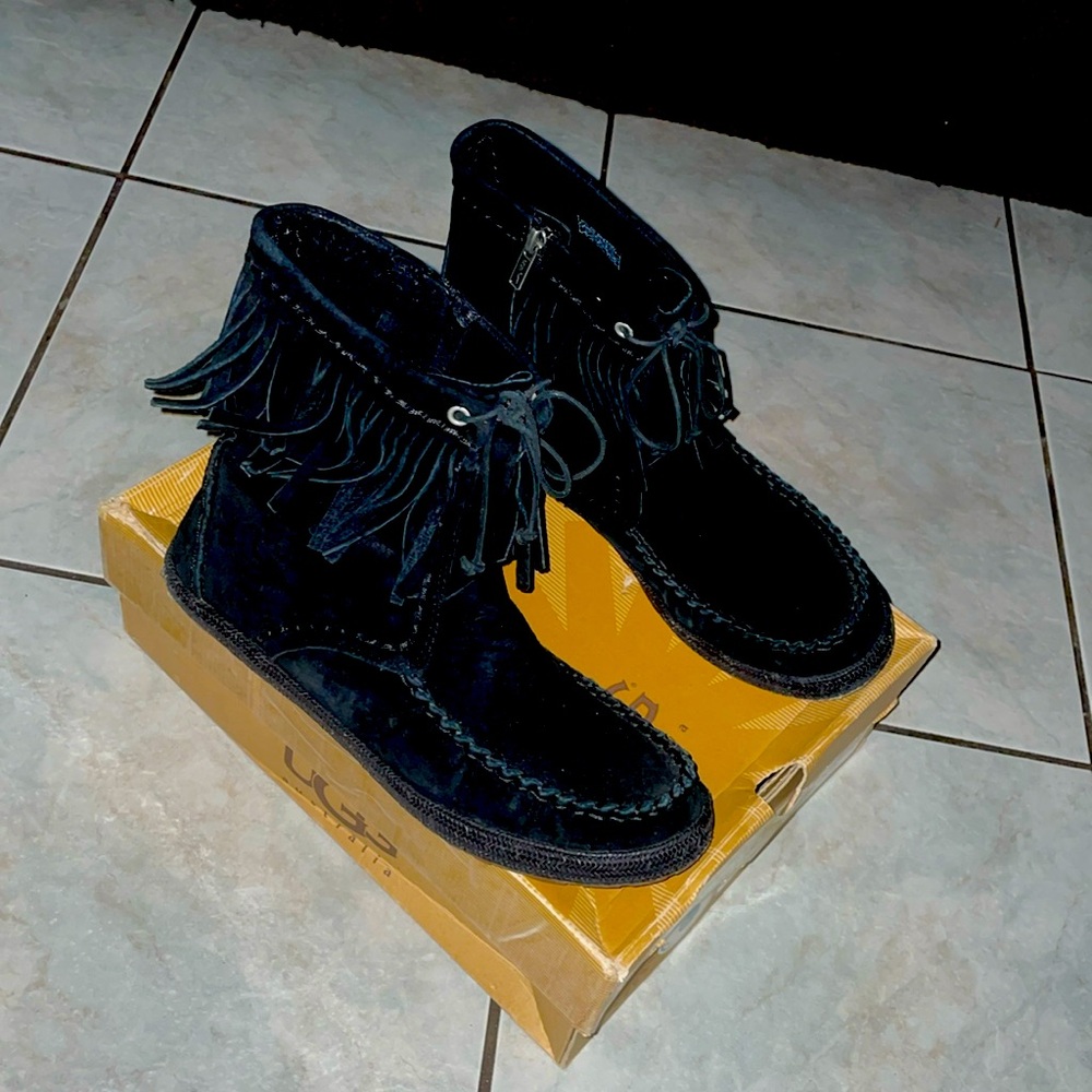 Women’s fringed ankle suede UGG boots size 10